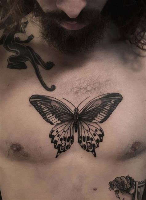 Tatuajes de hombre en el pecho